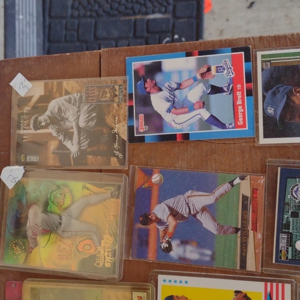 Assorted Baseball Trading Cards Collection - Picture 3 of 5